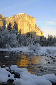Yosemite河谷花岗岩峰的太阳升起风景岩石日落辉光树木日出圆顶国家公园花岗岩图片
