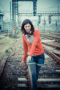 听音乐的漂亮时装女人旅行玩家铁路平衡涂鸦女性音乐说唱城市耳机图片