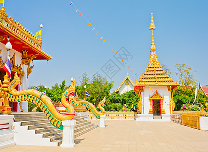 泰国寺庙的金塔天空蓝色游客旅行艺术佛教徒文化考古学历史金子图片