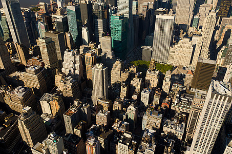 从美国纽约市帝国大厦的顶部看曼哈顿中城的商业和住宅建筑图片