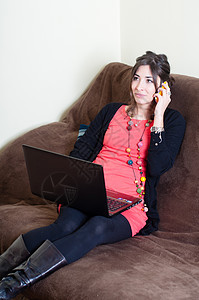 妇女在家里使用笔记本女士呼唤房间电话女性沙发技术长椅电脑女孩图片