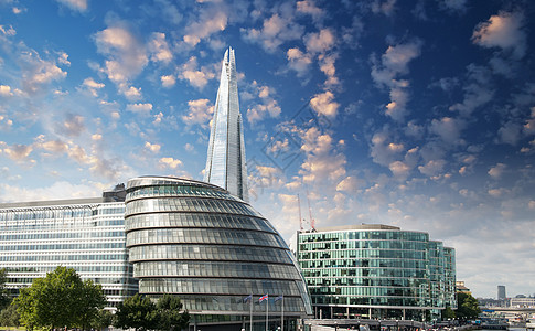 新伦敦市政厅 有泰晤士河和云天 全景生活金属景观大厅窗户城市场景旅游首都摩天大楼图片