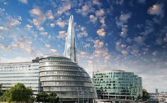 新伦敦市政厅 有泰晤士河和云天 全景生活金属景观大厅窗户城市场景旅游首都摩天大楼图片