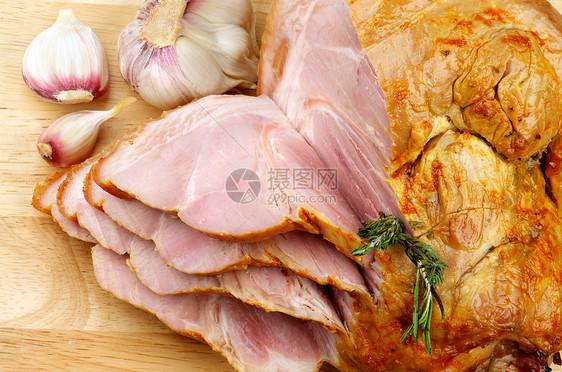 烤猪猪肉香料烘烤饮食釉面吃饭猪手红色木头午餐食物图片