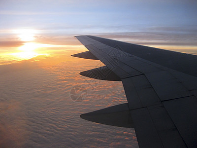 日落时的可能飞机旅行飞机场航空飞行天线翅膀技术运输喷射图片