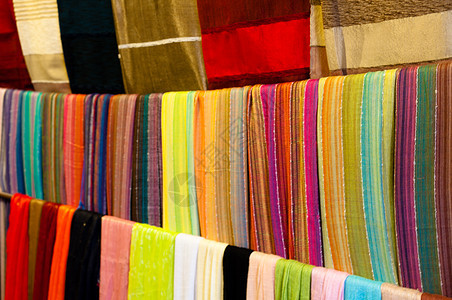 色彩多彩的刀疤丝绸销售纺织品粉色市场麦地绿色蓝色脖子店铺图片