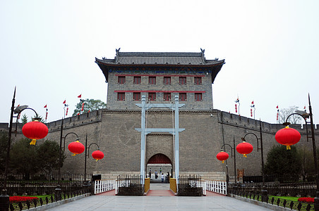 古代城墙天空白色灯笼红色观光石头城市历史旅行建筑学图片