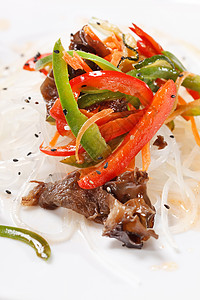 含面条和蔬菜的肉辣椒沙拉家禽青豆盘子食物油炸美食草药餐厅图片