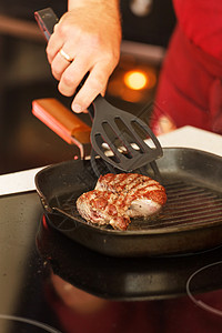 煎锅里牛肉牛排美食生物食物厨房英语巡回赛鱼片奶牛牛肉牛扒图片