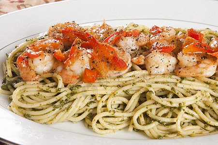 烤虾在意大利面的床上贝类胡椒海鲜面条香蒜粮食盘子食物美食图片