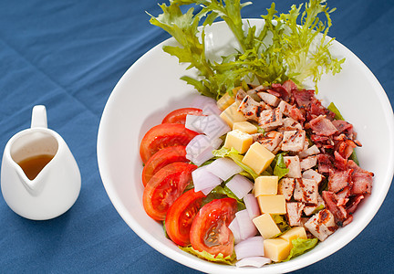 新鲜caesar沙拉叶子桌子宏观调味品午餐厨房食物树叶服务美食图片