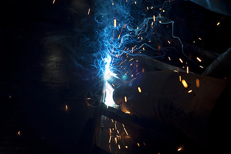 从事装饰式手铁的铁匠火焰金工金属冲击火花焊机零售商材料焊接图片