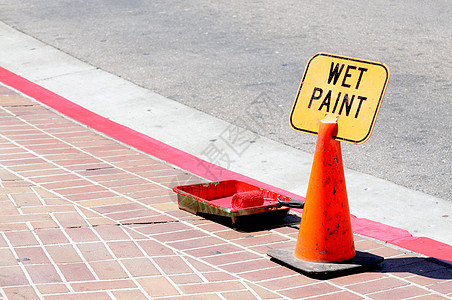 交通锥和湿油漆图片