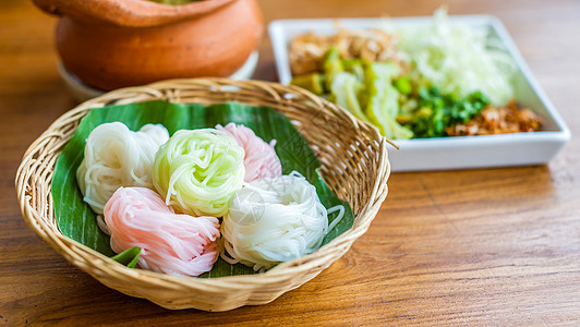 大米面条饭食物桌子美食餐厅蔬菜盘子白色篮子小吃文化图片