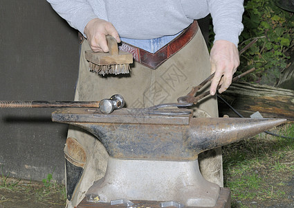 骑马鞋的Farrier手工具工匠金属铁匠专家马蹄铁工艺刷子围裙锤子图片