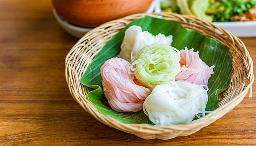 大米面条饭篮子桌子餐厅小吃蔬菜食物午餐木头白色盘子图片