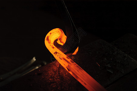 从事装饰式手铁的铁匠金属冲击材料零售商火花焊接火焰焊机金工图片