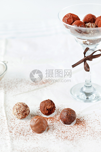 巧克力松露甜品团体幸福烹饪杏仁丝带食物可可粉末礼物图片