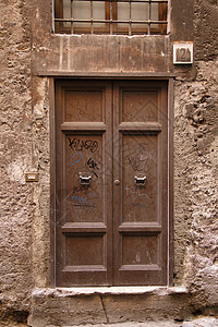 罗马的涂鸦门写作艺术木头房子店铺街道城市图片