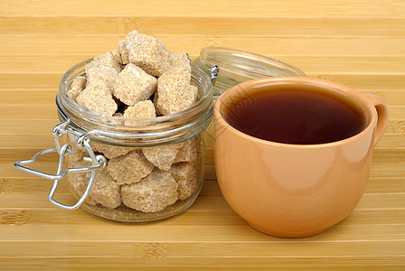 茶叶和甘蔗糖玻璃蔗糖养分杯子立方体食物粒状水晶团体白色图片