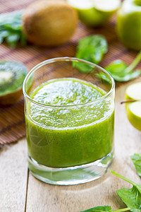 苹果和基维冰淇淋的菠菜水果绿色活力营养饮料饮食橙汁果汁奇异果矿物图片