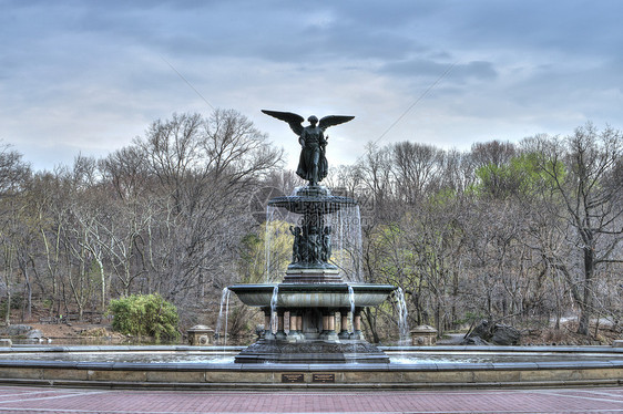 贝塞斯达不老泉喷泉水池艺术瀑布广场公园雕塑雕像水之天使树木图片