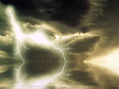 海上有雷暴和闪电图片
