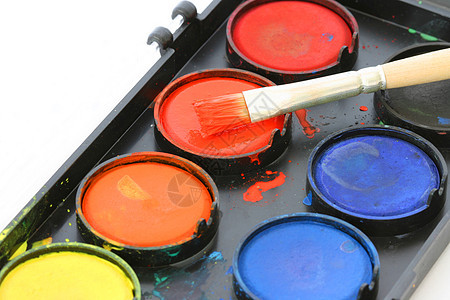 特写水颜色油漆盒的视图画笔水彩画刷子蓝色橙子红色图片