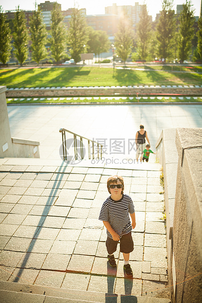 男孩爬楼梯楼梯男生城市童年男性色调孩子眼镜图片