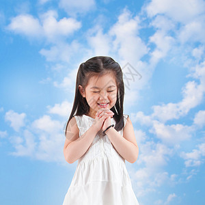 祈祷童年眼睛信仰青年女性天空上帝祷告幼儿园孩子图片