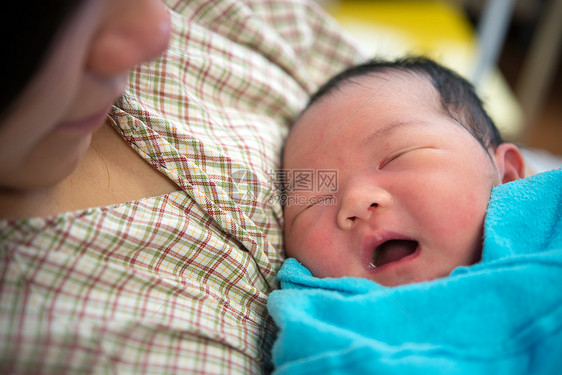 亚洲母亲和新生婴儿图片