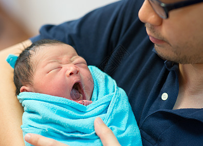 亚洲父亲和新生婴儿图片