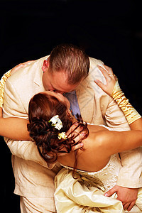新郎和新娘亲吻背景图片