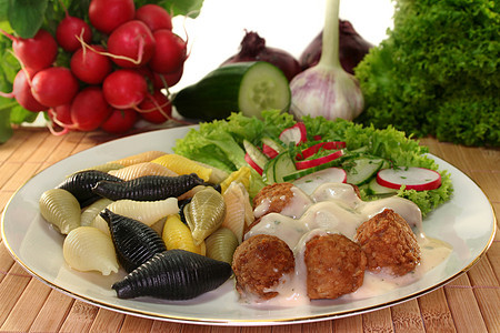 瑞典肉丸沙拉牛肉午餐面条食物黄瓜萝卜图片