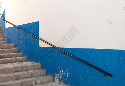 户外楼梯白色村庄水平街道风化栏杆蓝色粉饰图片