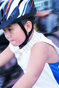 骑自行车的男孩超速图片