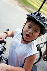 愤怒的骑自行车男孩图片