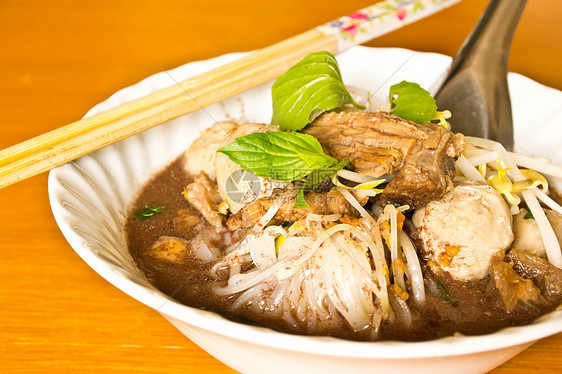 碗中面条午餐筷子木头美食胡椒主食香料发芽洋葱牛肉图片