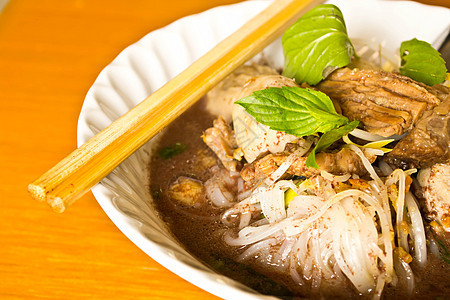 碗中面条搅拌发芽美食香料饮食传统烹饪午餐胡椒牛肉图片