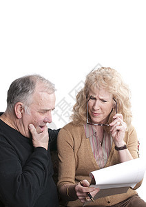 上账户的年长夫妇经济女士男人学习损害眉头女性困惑工作软垫图片