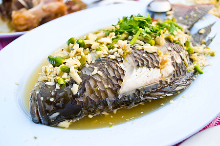 蒸蒸鱼盘海鲜香料辣椒海洋洋葱鲷鱼大豆盘子餐厅背景图片