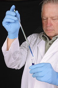 研究工程师科学家生态化学品实验黑色男人手套蓝色白色分析师工作服图片