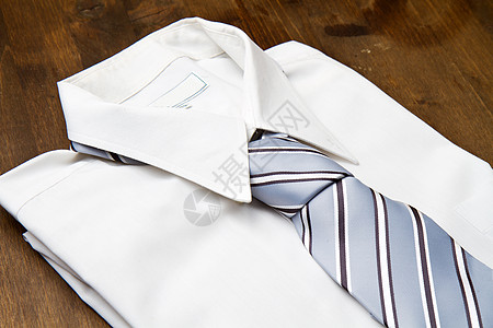 新白人的衬衫和领带被木头隔离男性袖口衣领服装飞行员袖子棉布商务销售量口袋图片