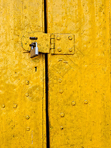 旧黄色门上的挂锁图片