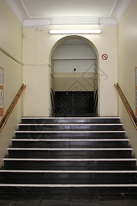 楼梯向上到走廊图片