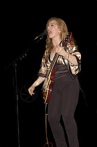 歌手吉他家在现场音乐会中演奏玩家吉他手居住细绳聚光灯音乐家手指艺人采摘音乐背景图片