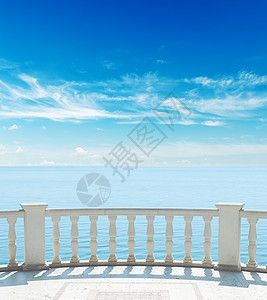 云层天空下靠近海面的阳台蓝色晴天季节扶手建筑学海浪波纹风景反射古董图片