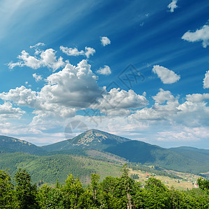 在喀尔巴阡山有树木的美丽绿色山区景观蓝色顶峰天气旅行爬坡天线场景地平线高地森林图片