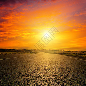 路边的红色日落阳光航程天空太阳爬坡天堂戏剧性地平线小路场景图片