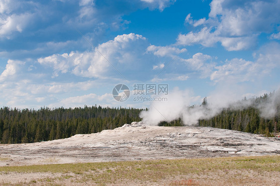 黄宝石国家公园蓝色喷泉多云蒸汽编队环境发射天空火山公园图片